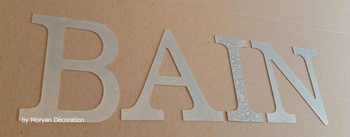 Decoratieve zinken letter BAIN 30 cm