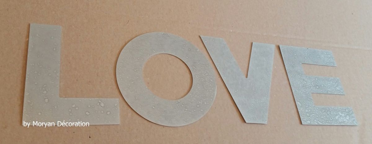 Decoratieve zinken letter LOVE 30 cm