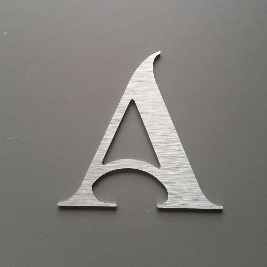 Geborstelde metalen letter SHANGRI LA