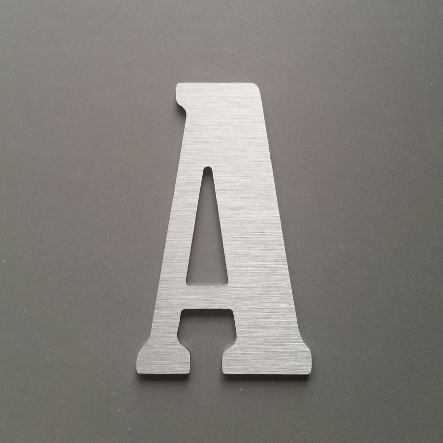 Geborstelde metalen letter BERNARD VERBONDEN