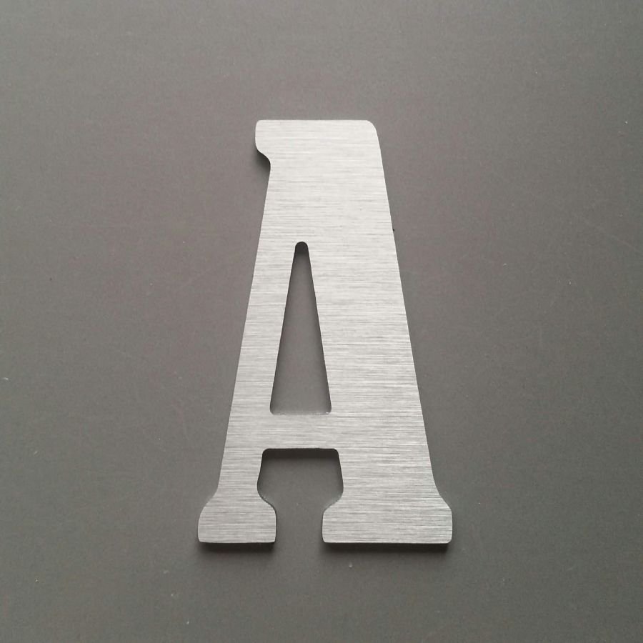 Geborstelde metalen letter BERNARD VERBONDEN