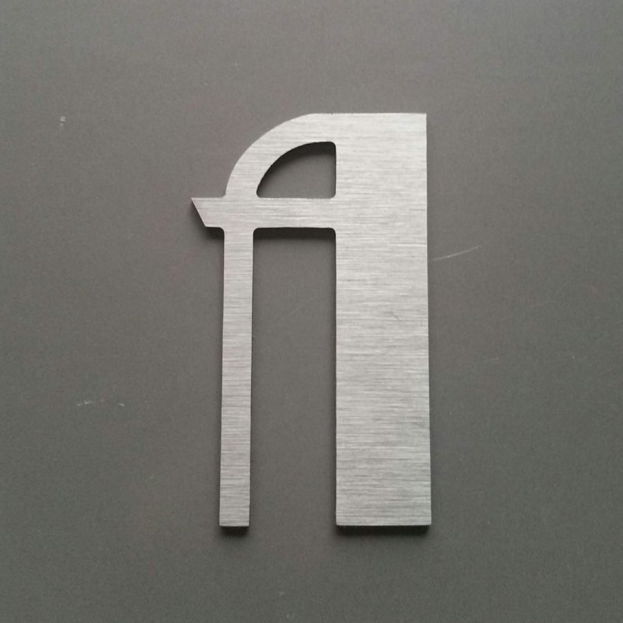 Geborstelde metalen letter BETTY BLACK