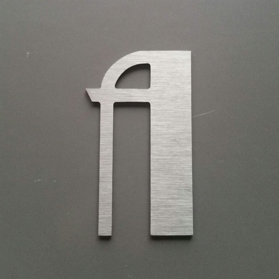Geborstelde metalen letter BETTY BLACK