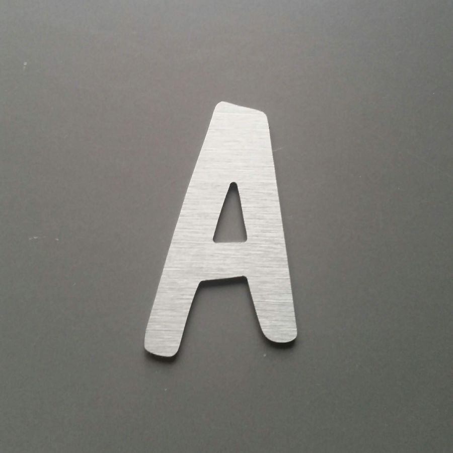 Geborstelde metalen letter DOM CASUAL