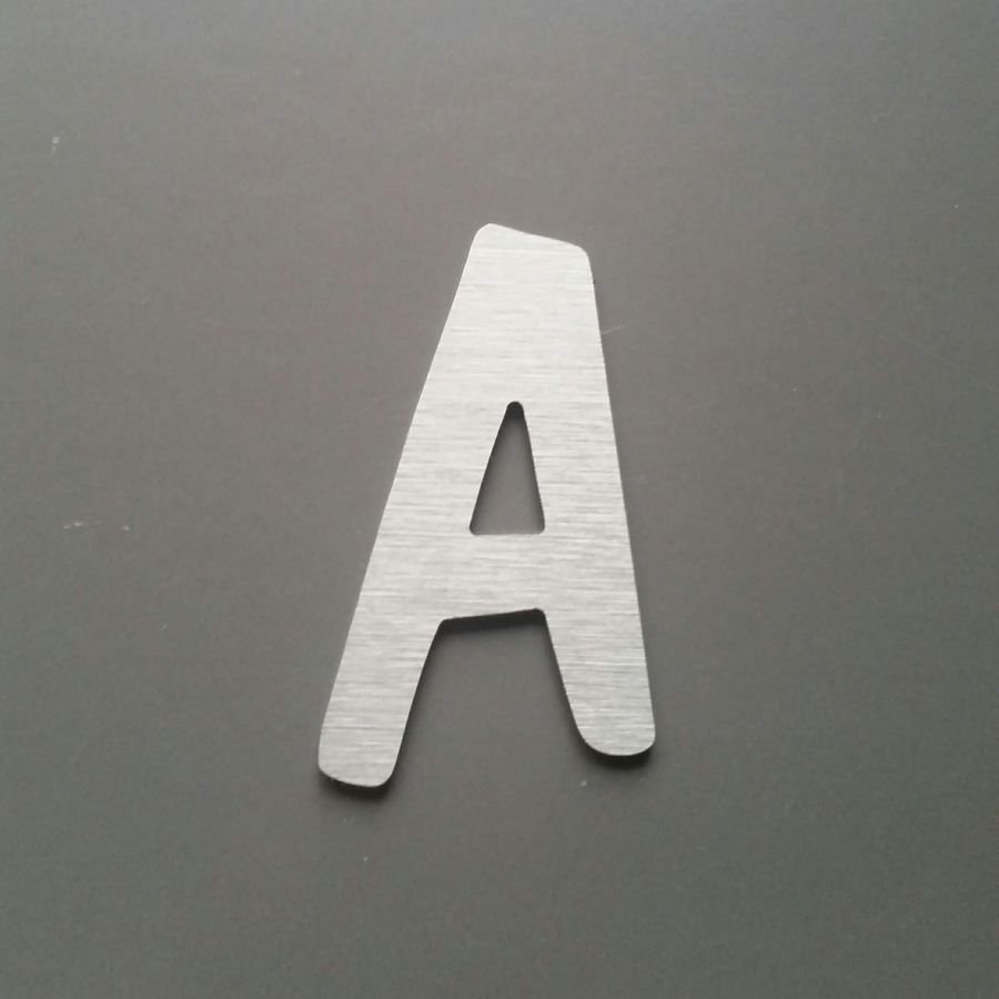 Geborstelde metalen letter DOM CASUAL