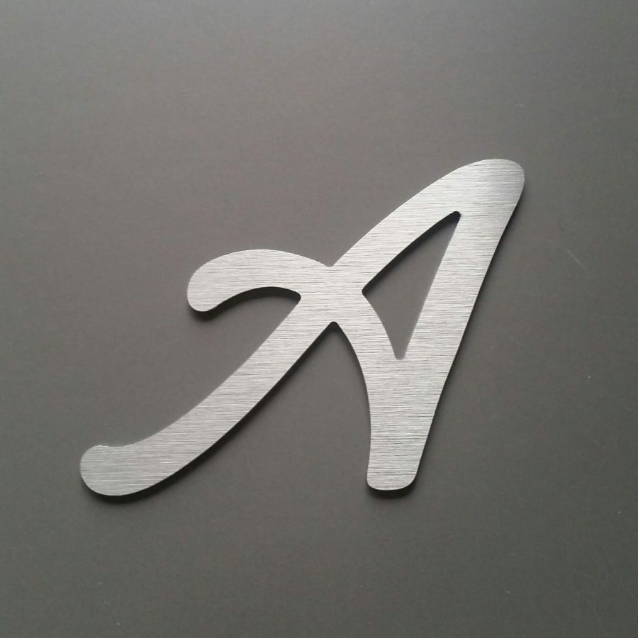 Geborstelde metalen letter LOMBRIZ