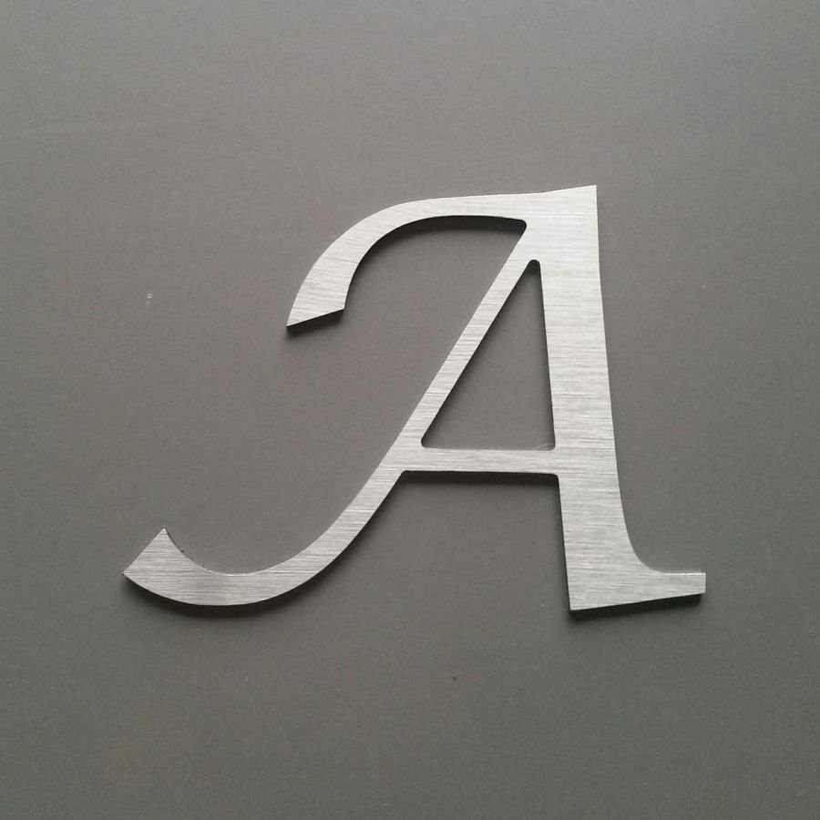 Geborstelde metalen letter LUCIDA CALLIGRAPHY