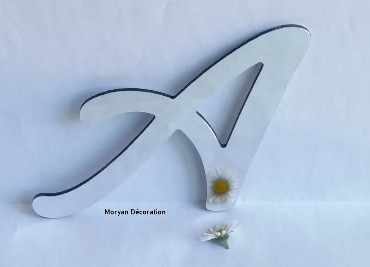 Decoratieve wandletter spiegel LOMBRIZ