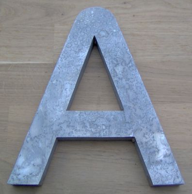 3D reliëfletter in zink DIGITALE SANS