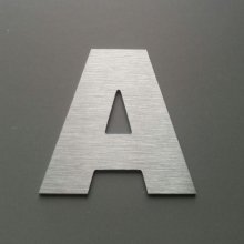 Geborstelde metalen letter ARIAL ZWART